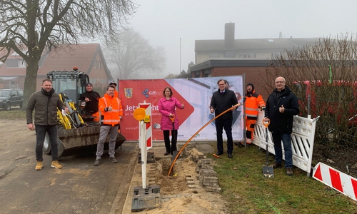 Setzten gemeinsam den Spatenstich in Altendorf: Herr Wahry (v.l.) von der Firma Kichner, Herr Müller von der Firma OSTBau, Samtgemeindebürgermeisterin Manuela Peckmann, Landrat Dr. Andreas Ebel und Bürgermeister Gerhard Borchert.