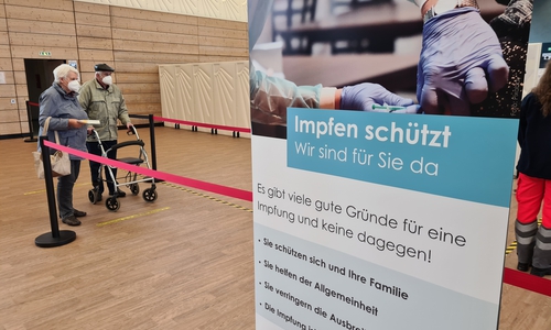 Während die Impfungen mit dem Impfstoff des Herstellers Biontech in dieser Woche auf Hochtouren laufen, mussten alle Termine, bei denen der Impfstoff von AstraZeneca verwendet werden sollte, abgesagt werden.