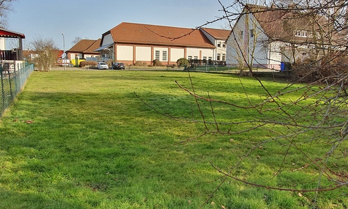 Auf dieser Freifläche wird in Kürze Graslebens erste Blühwiese entstehen.