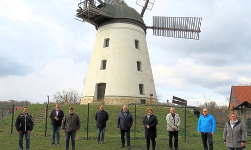Die acht Ortsbürgermeisterinnen und Ortsbürgermeister und Gemeindebürgermeister vor der Holländer Windmühle in Wendhausen, v.l.n.r.: Jens Schubert (Essenrode), Andreas Busch (Gemeinde), Uwe Leinert (Beienrode), Frank Hennig (Wendhausen), Heinrich Köther (Lehre), Kerstin Jäger (Groß Brunsrode), Peter Ebel (Klein Brunsrode), Hans-Joachim Gottschlich (Essehof), Edelgard Hahn (Flechtorf)