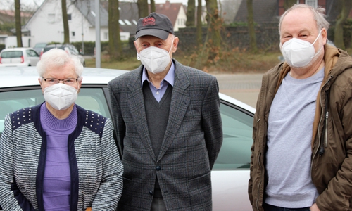Gisela und Heinrich Kruse aus Knesebeck wurden von Heinz-Ulrich Kabrodt (re.) zum Impfzentrum Gifhorn gefahren.