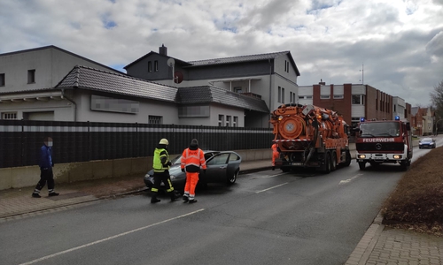 Nachdem im Innenraum des Alfa Romeo ein Feuer ausgebrochen war, verhinderte der Saugwagen der ABW schlimmeres. 