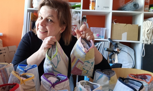 Melanie Berger vom Jugendzentrum Haltestelle hat gemeinsam mit ihrer Kollegin Lena Stumpe Waschbeutel für obdach- und wohnungslose Menschen genäht.