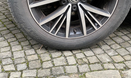 Die Schrauben wurden vor und hinter den Reifen platziert.