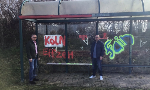 Vorstandsmitglied SSV Remlingen Dirk Schmidtke (links) und Samtgemeindebürgermeister Dirk Neumann vor den Schmiereien.