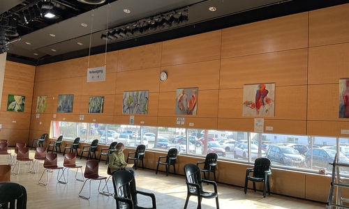 Die Bilder von Maike Remane zum Thema „Begegnungen“ hängen im Wartebereich des Impfzentrums.