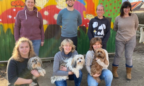 Das Kita-Team samt Hunden.