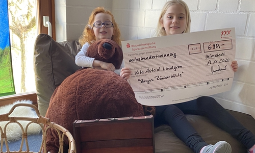 Hanna Dünow und Lea Schlieker freuen sich über die neue Räuberhöhle.