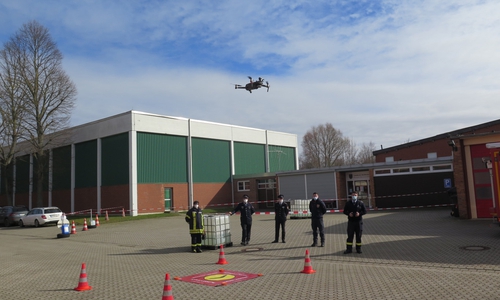 Die Drohnengruppe der Feuerwehr Schladen hat ihre Drohne gestartet. Auch sie ist dem Fachzug Information und Kommunikation der Kreisfeuerwehr zugeordnet.