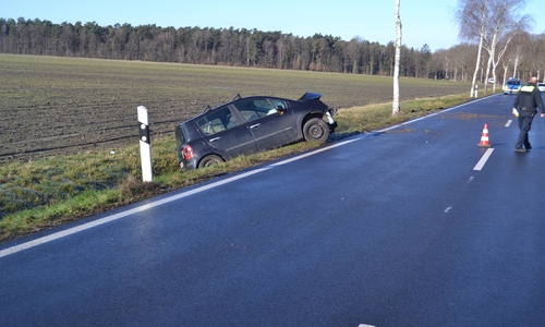 Das Auto prallte vom Baum ab und wurde in einen Graben geschleudert.