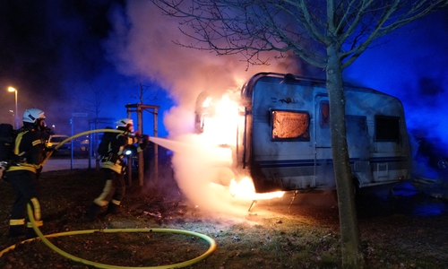 Die Feuerwehr löschte den Wohnwagen.