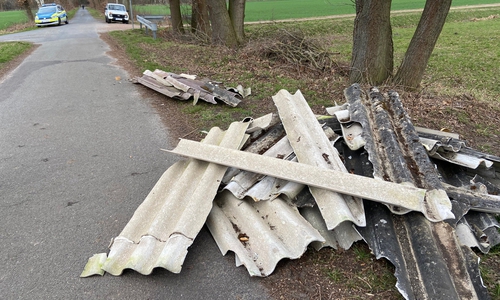 Die Asbestplatten wurden einfach am Wegesrand entsorgt.