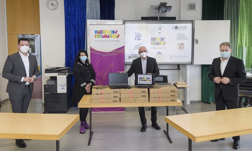 Thomas Fast (re.), Vorstandsvorsitzender der Volksbank BraWo Stiftung und Botschafter vom Kindernetzwerk United Kids Foundations, übergibt die Laptops an Bürgermeister Matthias Nerlich sowie an Konrektorin Sandra Schünemann und Rektor Dr. Detlef Eichner von der Freiherr-vom-Stein-Schule.