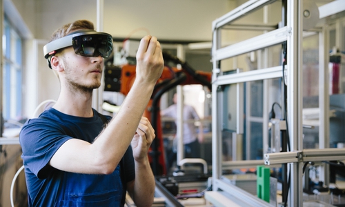 Der neue Studiengang Digital Engineering Maschinenbau der Ostfalia Hochschule für angewandte Wissenschaften vereint gezielt die Vermittlung von Kernkompetenzen des Maschinenbaus mit Informatik-Kenntnissen, etwa der IT-Sicherheit, Datenbanken und Datenmanagement mit Erfassung und Auswertung, sowie Algorithmen.      