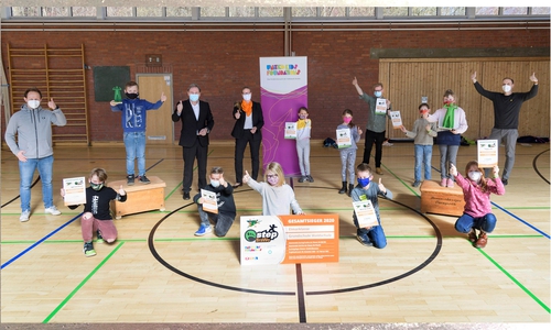 Sportlehrer Kevin Hammer (ganz links), Klassenlehrer Florian Weber (5.v.r.) und Schulleiter Markus Mertens (ganz rechts) freuen sich gemeinsam mit den Schülerinnen und Schülern der Klasse 3w der Grundschule Waldschule Salzgitter-Bad über den Gesamtsieg bei step-BraWo. Nicole Mölling (Mitte), Botschafterin von United Kids Foundations und Leiterin der Direktion Salzgitter, und Thomas Fast (4.v.l.), Vorstandsvorsitzender der Volksbank BraWo Stiftung und Leiter der Direktion Gifhorn, übergaben den Siegerpokal und Urkunden für die fleißigen Schrittesammler. 