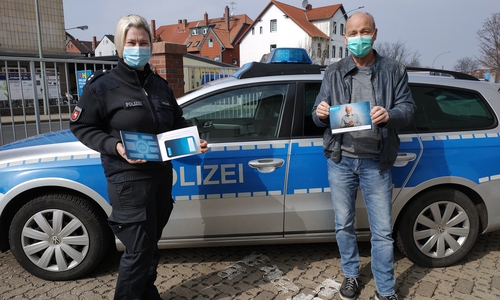 Die Broschüren werden durch Rainer Oelgeschläger an die Präventionsbeauftragte der Polizei Wolfenbüttel Claudia Fricke übergeben.