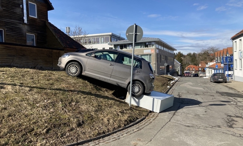 Erst ein Verteilerkasten beendete die Fahrt des unkontrollierten Autos.