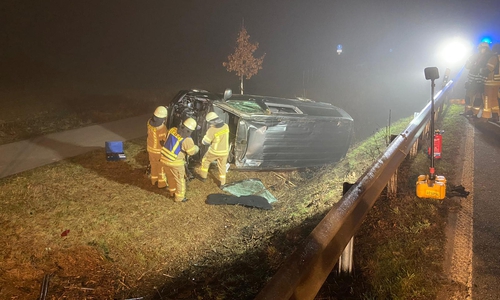 Das Fahrzeug kam aus noch unbekannten Gründen von der Straße ab.