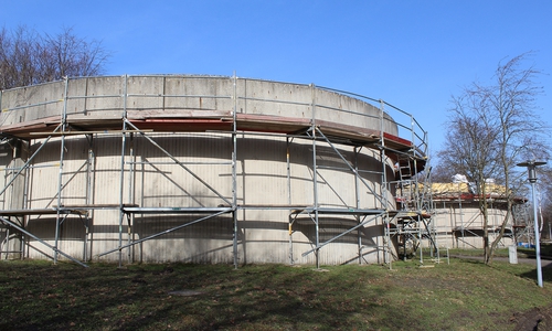 16 Meter Durchmesser haben die beiden Reinwassertanks am Wasserwerk in Wehnsen – derzeit sind sie eingerüstet: Das Dach des Kammersystems wird neu gedeckt. 
