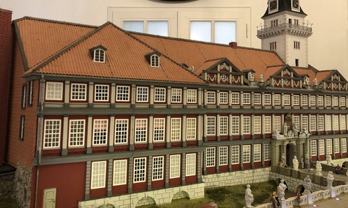 Das Schloss wird als Modell gezeigt.