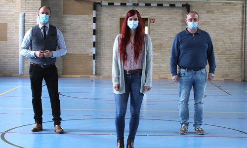 Janine Teelen, Bürgermeister Malte Schneider (li.) und Mathias Kloth in der Weinberghalle, deren energetische Optimierung eines der ersten Projekte der neuen Klimaschutzmanagerin sein wird. 