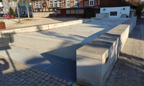 Trocken gelegt: Der Wasserspiel-Brunnen am Bayrischen Hof. 