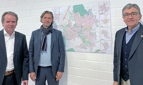Marcus Klein und Heinrich Altmiks mit Bürgermeister Thomas Pink
