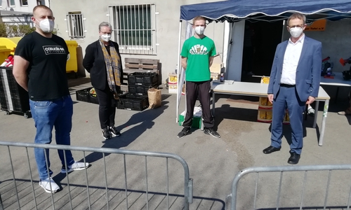 Oberbürgermeister Klaus Mohrs und Stadträtin Iris Bothe bedankten sich bei der aktiven Fanszene. 