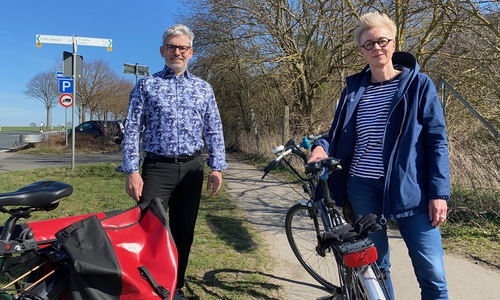 Ulrike Krause (Fraktionsvorsitzende) und Stefan Brix (Bürgermeisterkandidat der Grünen Wolfenbüttel) am Oderwaldparkplatz.