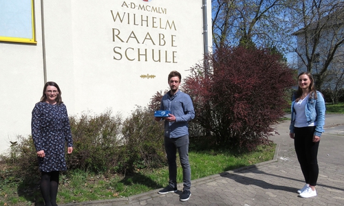 Jonas Kawa, Mitarbeiter des Braunschweiger PC-Komponenten-Herstellers, überreichte symbolisch ein Paket vor der Wilhelm-Raabe-Schule.
