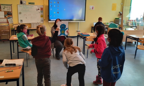 Die Kinder der Klasse 2a werfen das Virus mit ihren Ängsten und Sorgen ab! 