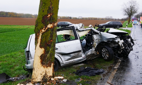 Das Auto wurde durch den Unfall total zerstört.