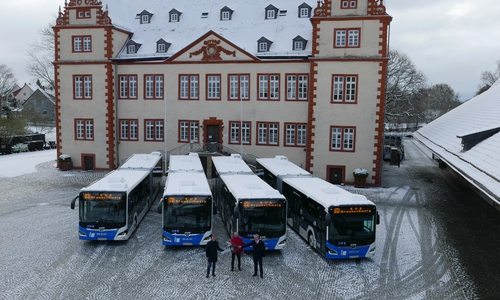 Von links: Thomas Flentge (MAN Truck & Bus Deutschland GmbH), Oberbürgermeister Frank Klingebiel, Axel Gierga (Geschäftsführer der KVG mbH)   