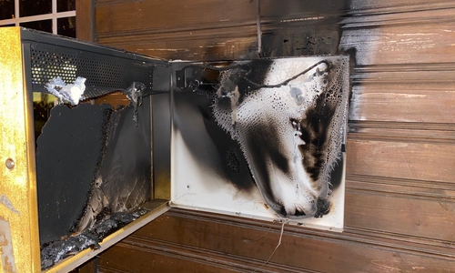 Die Reklametafel hat Feuer gefangen.