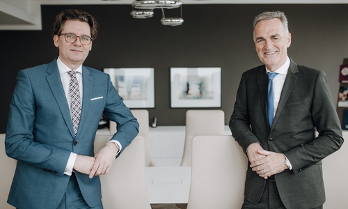 Vorstandsmitglied Mark Uhde (links) heißt Erhard Modrejewski als neuen Direktor Unternehmenskunden in der Volksbank BraWo willkommen. 