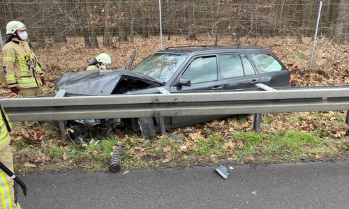 Der Unfallwagen war aus bislang unbekannten Gründen von der Fahrbahn abgekommen.
