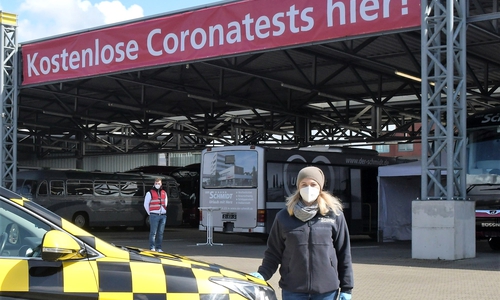 Geschäftsführerin der  Testpunkt Wolfenbüttel UG, Laura Alpers vor dem Testzentrum.