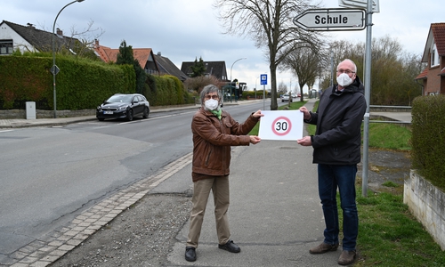 Von links: Dr. Diethelm Krause-Hotopp (stellv. Ortsbürgermeister) und Ulli Kleinfeldt (Schulleiter der GS Destedt) setzen sich für Tempo 30 auf der Hemkenroder Straße im Bereich der Schule ein.
