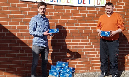 Jonas Kawa, Marketing Lead der Firma Arctic GmbH und Schulhausmeister der Grundschule Dettum Meik Hoffmeister.