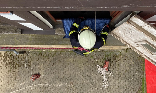 Selbsthilfe ist auch hier vonnöten - Ein Kursteilnehmer übt die Selbstrettung aus großer Höhe. 