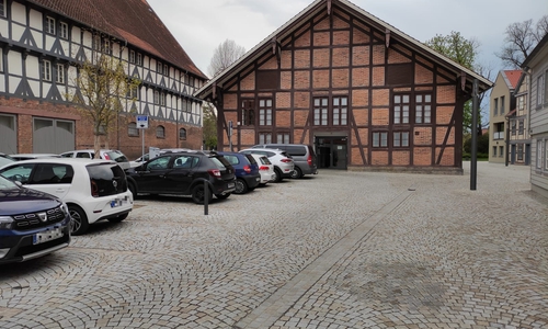 Der Parkplatz hinter dem Bürger Museum sollte zum Zunz-Platz werden. 