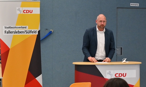 Bundestagskandidat Andreas Weber leitet die Aufstellungsversammlung.