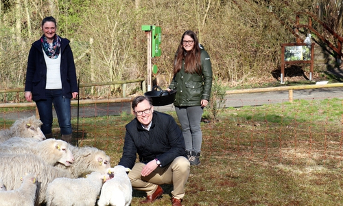 Landrat Dr. Andreas Ebel füttert die neuen Bewohner des Otter- Zentrums mit Vereinsvorstand Eva Baumgärtner (links) und Daniela Lahn, Leiterin der Abteilung Tierhaltung und -forschung.