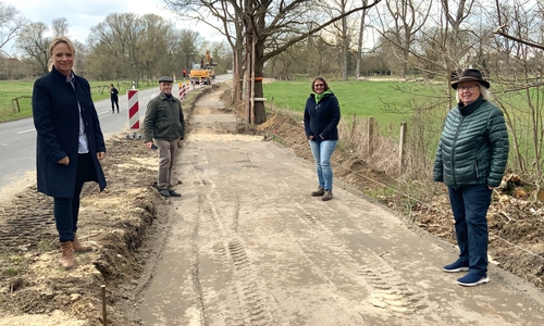 CDU-Kreistagsfraktionsvorsitzende Telse Dirksmeyer-Vielhauer besichtigt die Baustelle gemeinsam mit ihrer Kreistagskollegin und CDU-Fraktionsvorsitzenden Samtgemeinde Meinersen Ilse-Marie Schmale, Fraktionskollegen Heinrich Beutner und Karin Single, der Kandidatin für das Samtgemeindebürgermeisteramt in Meinersen die Radweg-Baustelle.