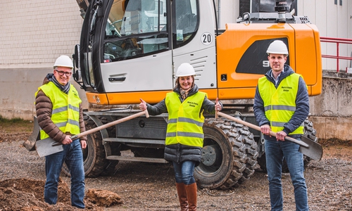 Mit Abstand – der erste Spatenstich für das neue BtM-Lager von Med-X-Press. Natascha de Raad, Geschäftsleitung Vertrieb und Marketing mit den geschäftsführenden Gesellschaftern Lars Dörhage (li.) und Christian Frede.