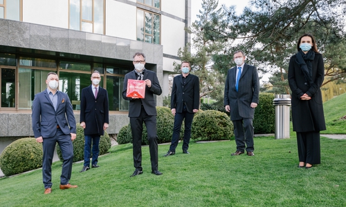 Von links: Marcel Runge, Restaurantleiter Aqua, Christian Fomm, Generaldirektor The Ritz-Carlton, Wolfsburg, Sven Elverfeld, Chef de Cuisine Restaurant Aqua, Uwe Thuleweit, Geschäftsleitung METRO Braunschweig GmbH, Armin Maus und Mandy Sobetzko.