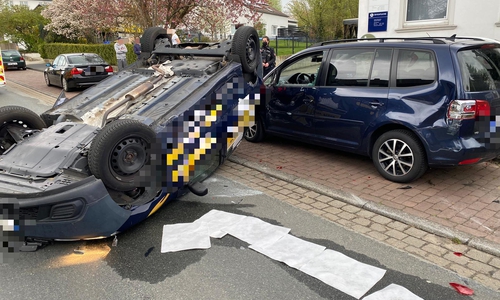 Wie sich der Wagen überschlagen konnte, ist noch nicht bekannt. 