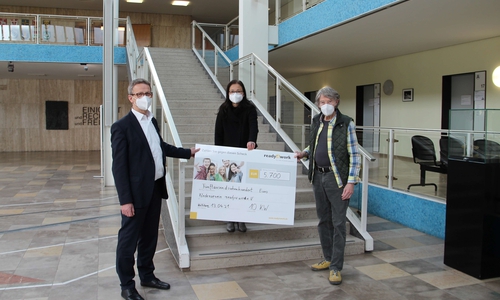 Die 10KW-Künstler Eimo Cremer und Yoko Haneda übergaben den Spendenscheck in Höhe von 5.700 Euro an Klaus Mohrs, stellvertretender Vorsitzender des Fördervereins ready4work.