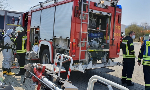 Vorbereitung des Einsatztrupps unter Schutzkleidung für den Einsatz im Gebäude.