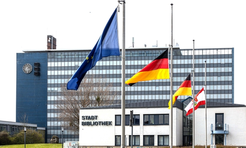 Zum Gedenktag and die Toten der Coronapandemie hat die Stadt ihre Flaggen auf Halbmast gehisst.